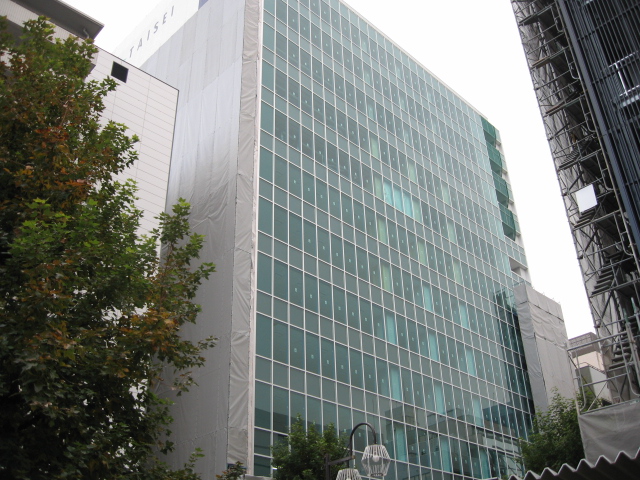 伏見・丸の内の竣工間近のビル_f0016320_9363031.jpg