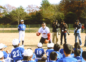 プロ野球選手が指導！　少年野球教室盛大に開催！_f0059321_8345460.jpg