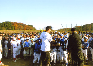 プロ野球選手が指導！　少年野球教室盛大に開催！_f0059321_8522874.jpg