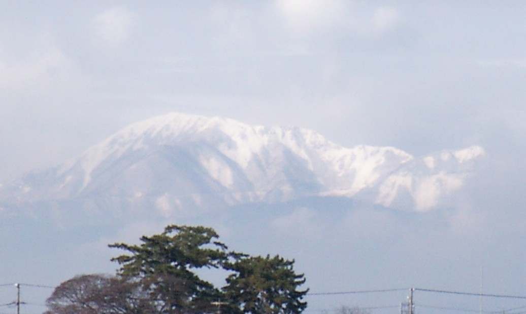 「日本武尊の伝説の山 伊吹山に冠雪、揖斐川町の房島屋へ　０７．１２．２２　」_d0094543_2318100.jpg