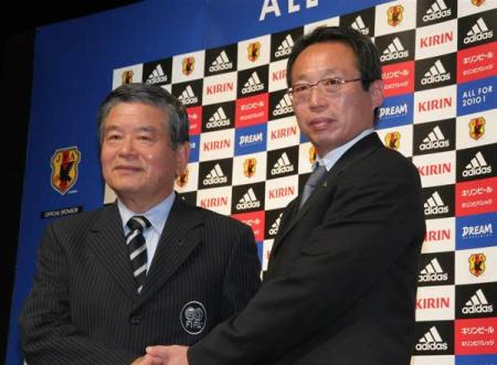 岡田氏がサッカー日本代表監督に就任 「Ｗ杯に出るためすべてを尽くす」_e0039513_2075381.jpg