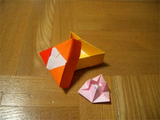 更に小さい”がくぶち三角箱”と”がくぶち三角箱に入れる飾り”の作成。_b0035506_1903259.jpg