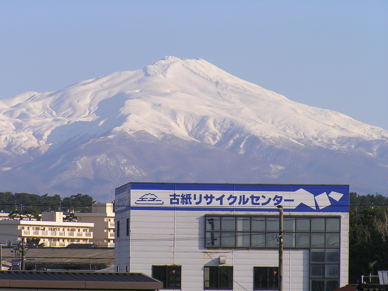 晴天の鳥海山と海_f0121379_19404654.jpg