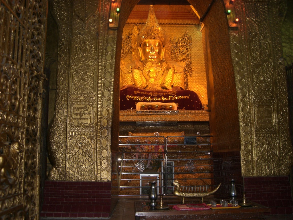 マハムニパゴダ　Mahamuni pagoda_c0139755_1743452.jpg