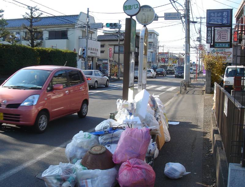 西地区　年内最後の燃えないごみ出しの日_f0059673_0183265.jpg