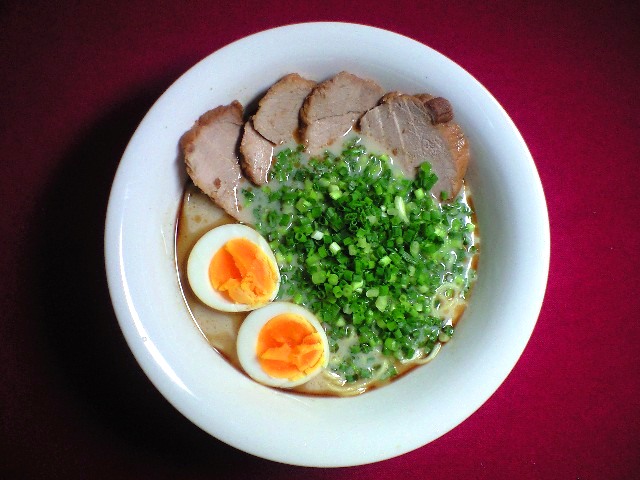 山盛りねぎのチャーシュー麺。_b0118543_15173898.jpg