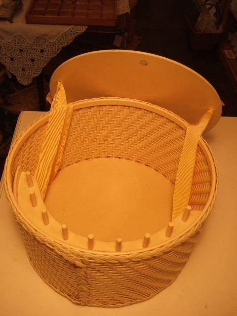 VINTAGE SAWING BASKET_f0135361_12124333.jpg