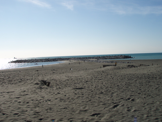 2BW(広い砂浜＝楽浜＝良い波/湘南茅ヶ崎海岸侵食 原因2  海の構造物)  _f0089978_21501878.jpg
