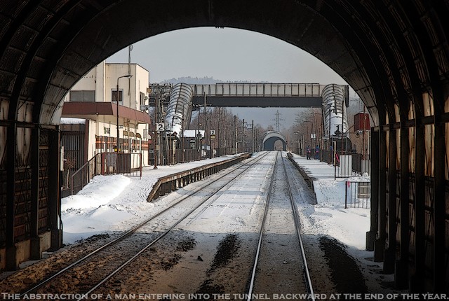 A pitch-black tunnel and the tunnel which are not so._a0062697_19231931.jpg