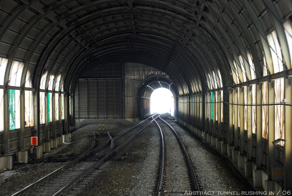 A pitch-black tunnel and the tunnel which are not so._a0062697_21405912.jpg