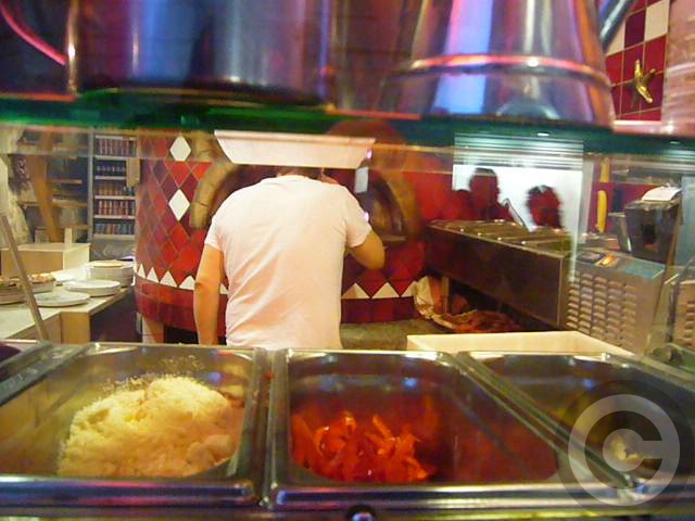 ■元旦にピザを焼く人(パリ)_a0014299_332030.jpg