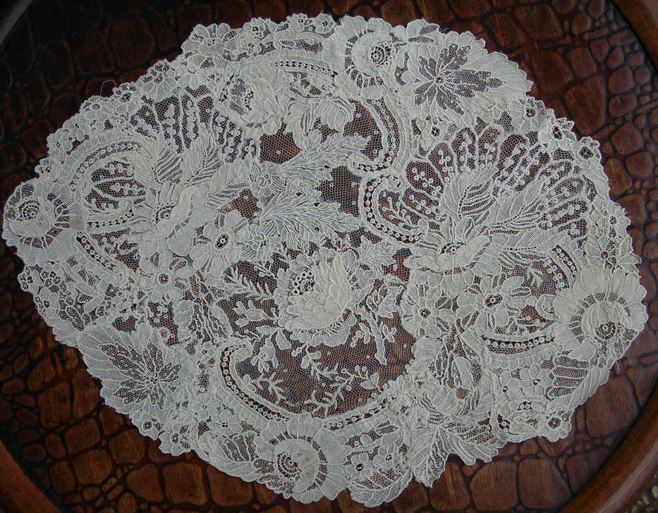 アンティーク イタリア ニードルワーク 花葉盛上刺繍フィレレース ラージクロス アンティーク イタリア ニードルワーク 花葉盛上刺繍フィレ