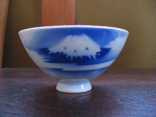 統制陶器　吹き墨の富士山文茶碗