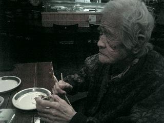 お婆ちゃんは９８歳　アンキモを食べに行く_d0047107_047317.jpg