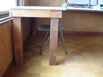 事務所作り 大きな机_d0131137_23305732.jpg
