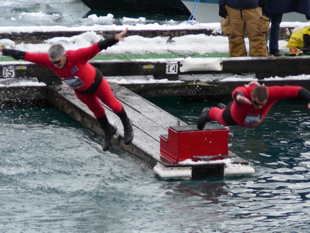 冬の海に飛び込むお祭り１　パレード編　_a0088116_2153576.jpg