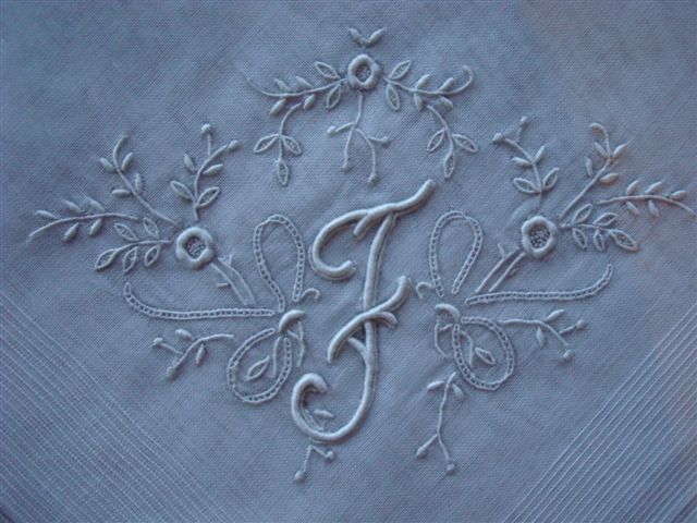 アンティーク イニシャル刺繍のハンカチ *N* : sumireno ＋suisse＋