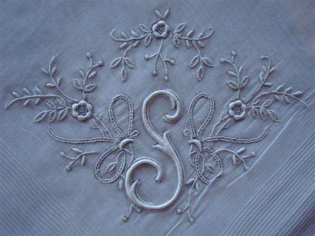 アンティーク イニシャル刺繍のハンカチ N Sumireno Suisse