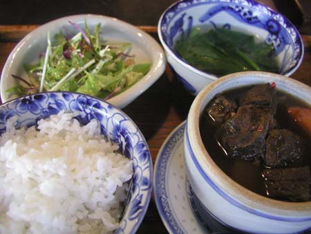 月和茶(ユウフエチャ)の牛肉煮込み定食_f0053279_3272826.jpg