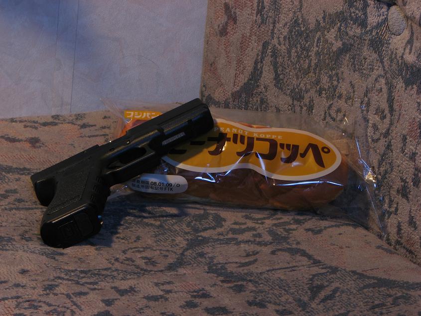 拳銃もって 威嚇で撃って 要求はコッペパン いろいろ頑張る