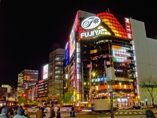 Ginza crossing at night! 夜の銀座交差点！ Ginza crossing at night! 夜の銀座交差点！ Ginza Crossing in