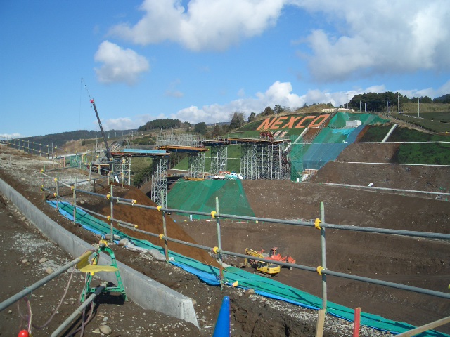 やっぱり目立つ 第二東名法面のNEXCO巨大看板_f0141310_23455173.jpg