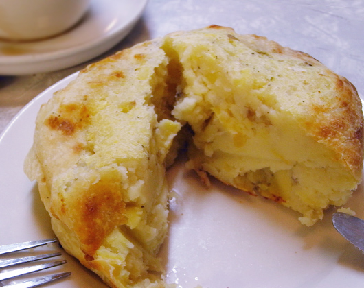 クニッシュの美味しいお店 Yonah Schimmel Knish Bakery_b0007805_22173149.jpg