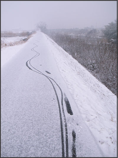 自転車で雪道をスラローム_b0036636_187152.jpg