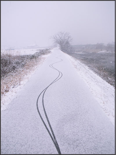 自転車で雪道をスラローム_b0036636_1891472.jpg