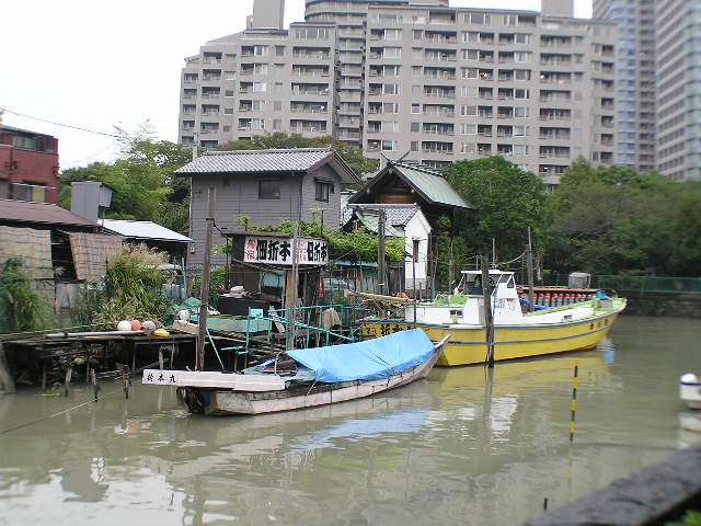 高層マンションと船宿_f0130879_21371447.jpg
