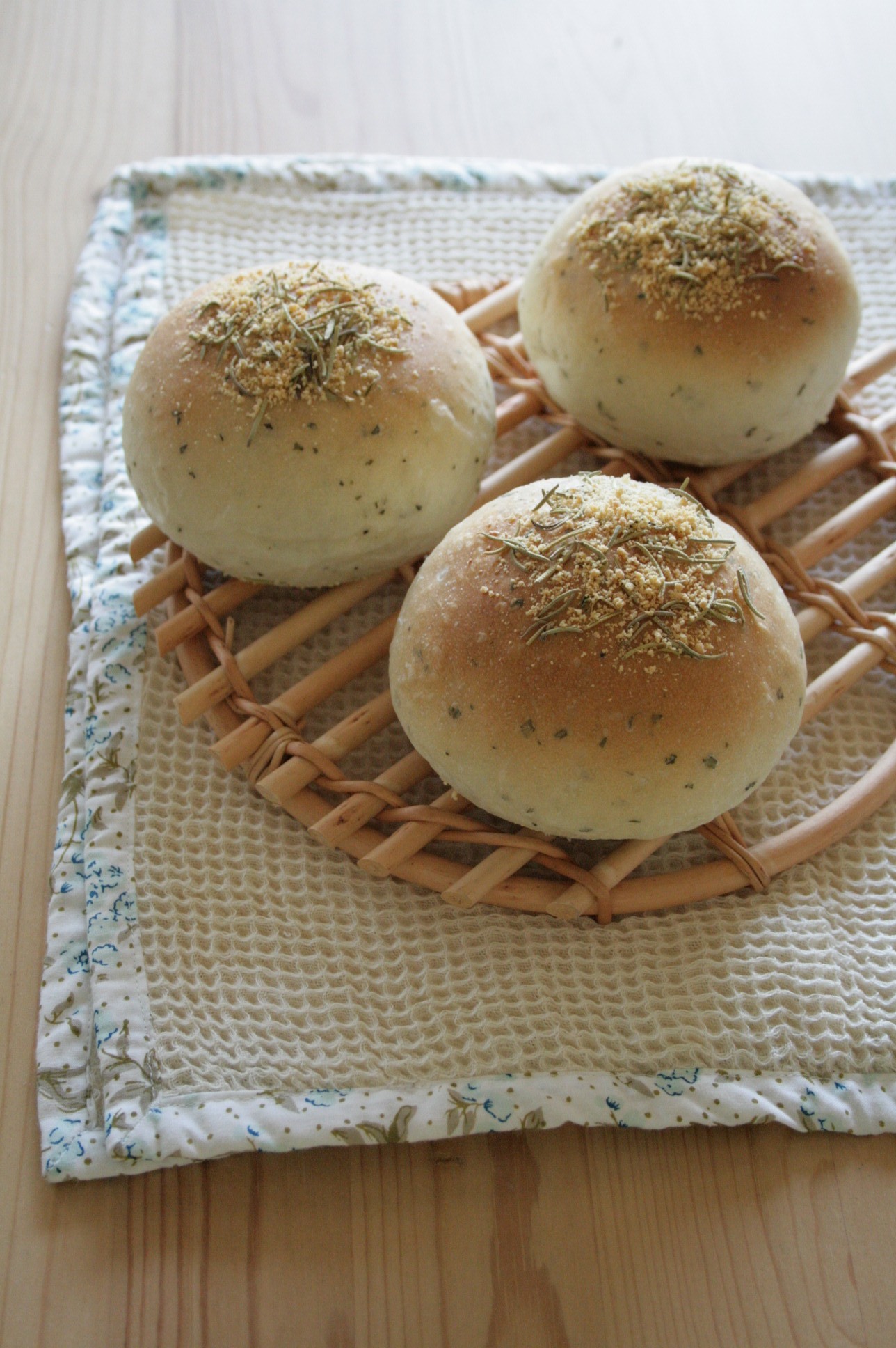 バジルとローズマリーのフォカッチャ Bon Appetit