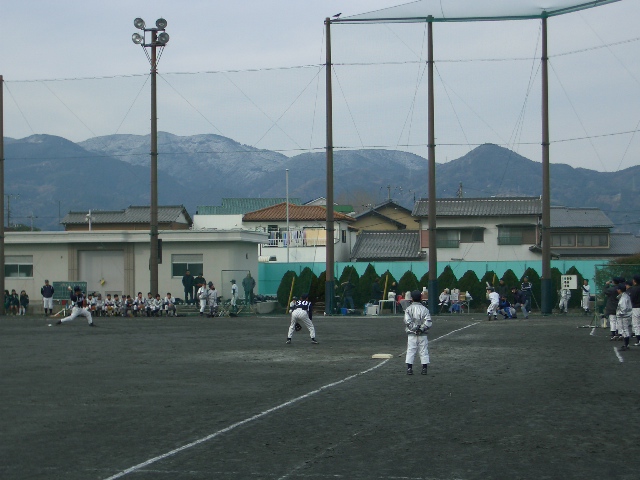 震える寒さの中で、富士中と野球の試合_f0141310_23133281.jpg