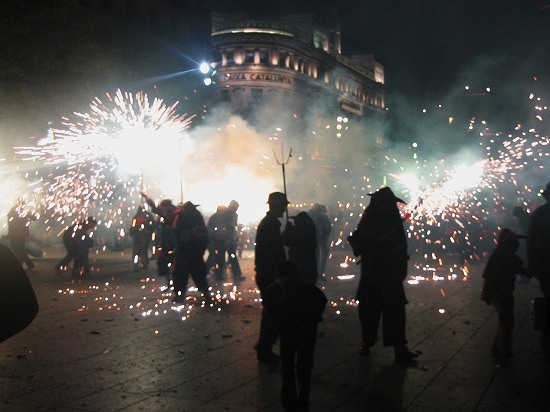 聖エウラリアの夜の火祭り、Correfoc_b0064411_22183274.jpg