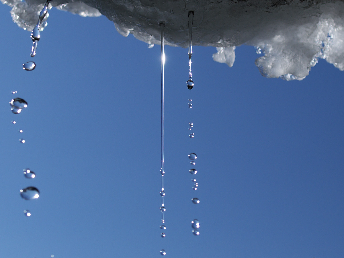 雪解けの流れ落ちる雫_a0089554_17525839.jpg