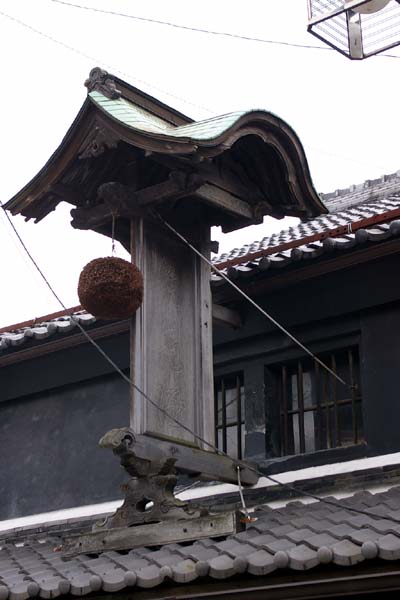 屋根付きの木製看板_f0130879_23453655.jpg