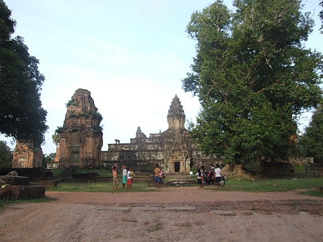 カンボジア(23) <ロリュオス遺跡群>_c0011649_15423481.jpg