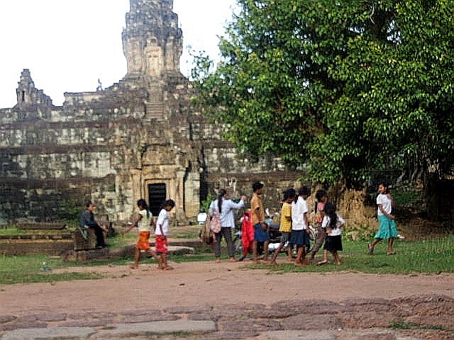 カンボジア(23) <ロリュオス遺跡群>_c0011649_15431858.jpg