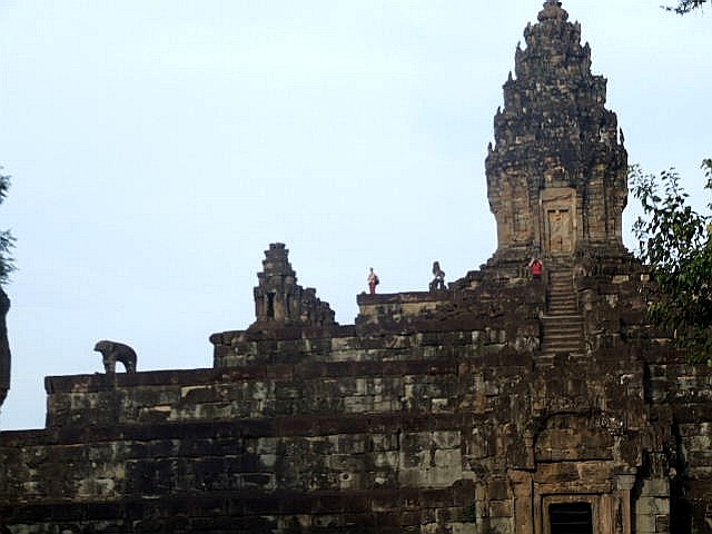 カンボジア(23) <ロリュオス遺跡群>_c0011649_15435070.jpg