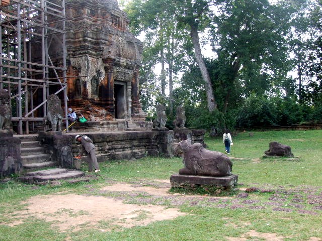 カンボジア(23) <ロリュオス遺跡群>_c0011649_15454454.jpg