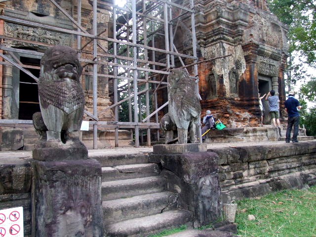 カンボジア(23) <ロリュオス遺跡群>_c0011649_15462255.jpg