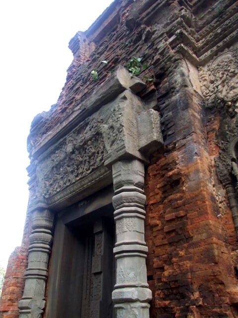 カンボジア(23) <ロリュオス遺跡群>_c0011649_1548289.jpg