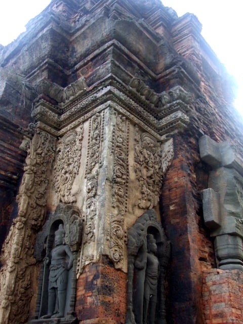 カンボジア(23) <ロリュオス遺跡群>_c0011649_1550429.jpg