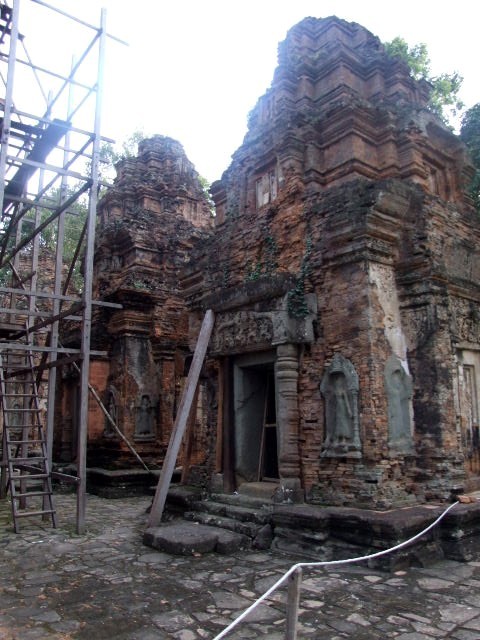 カンボジア(23) <ロリュオス遺跡群>_c0011649_15512326.jpg