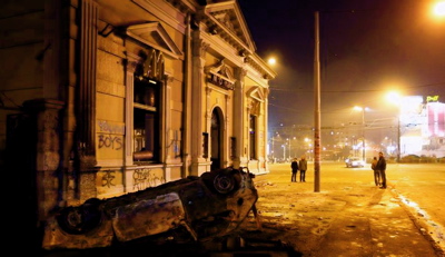 速報！米国大使館襲撃事件　ベオグラードデモでセルビア人焼死_d0123476_1275344.jpg