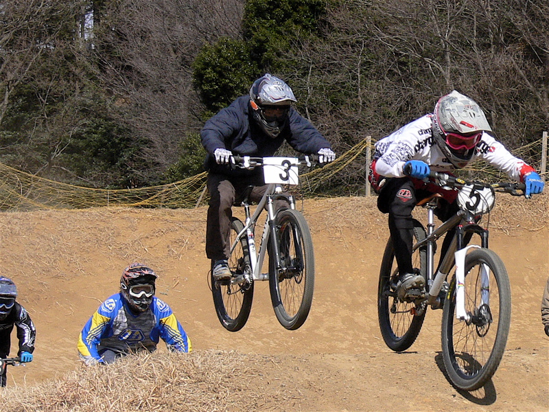 2008 緑山２月定期戦VOL3MTBエリートクラス予選第１〜２ヒート画像垂れ流し_b0065730_10473235.jpg