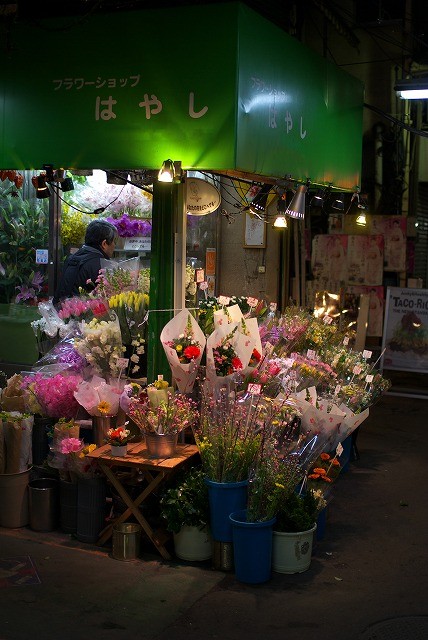 ハモニカ横丁・深夜の花屋さん_a0009142_22524497.jpg