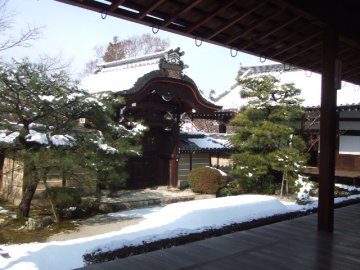 もみじにも勝る雪化粧の永観堂_f0120102_1150995.jpg