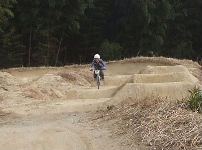 BMX RIDE in GONZO TRACK（完成シマシタ）_e0055880_4593519.jpg