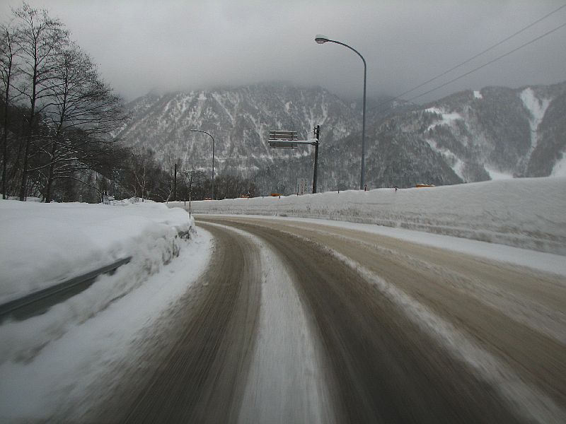 平湯峠の雪の壁_c0036317_1404770.jpg