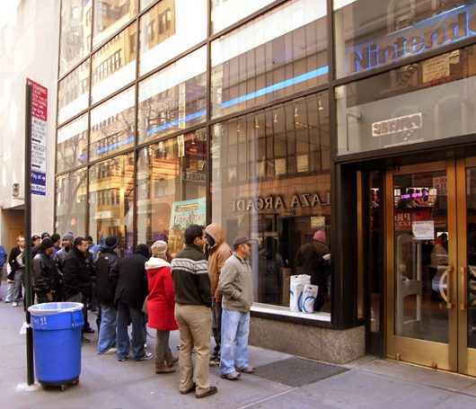 行列のできるゲームのショールーム Nintendo World Store_b0007805_8365322.jpg